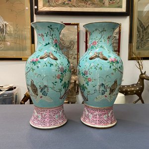 A pair of Chinese famille rose turquoise-ground vases with butterfly handles, 19th C. — photo 10