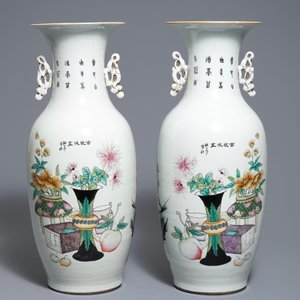 A pair of Chinese famille rose two-sided design vases, 19/20th C. — 照片 3