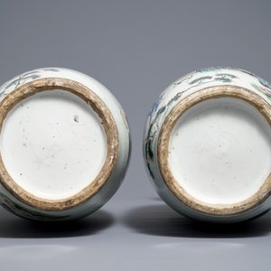A pair of Chinese famille rose two-sided design vases, 19/20th C. — 照片 6