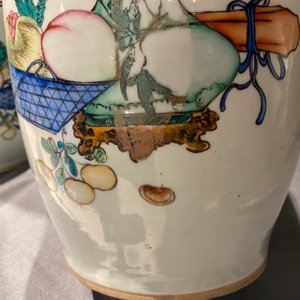 A pair of Chinese famille rose two-sided design vases, 19/20th C. — 照片 13