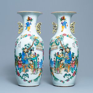 A pair of Chinese famille rose two-sided design vases, 19/20th C. — 照片 1