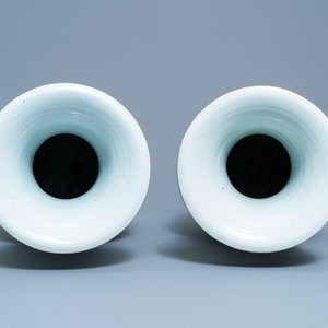 A pair of Chinese famille rose two-sided design vases, 19/20th C. — 照片 5
