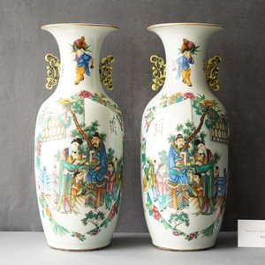 A pair of Chinese famille rose two-sided design vases, 19/20th C. — 照片 7