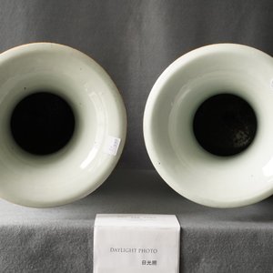 A pair of Chinese famille rose two-sided design vases, 19/20th C. — 照片 9