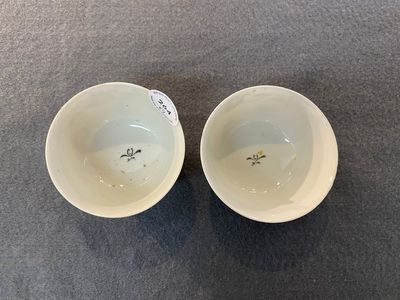 A pair of Chinese famille rose 'Valentine's doves' cups and saucers, Qianlong — 照片 1