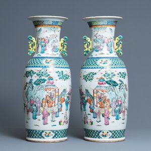 A pair of Chinese famille rose vases, 19th C. — 照片 1