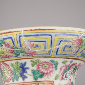 A pair of Chinese famille rose vases, 19th C. — 照片 8