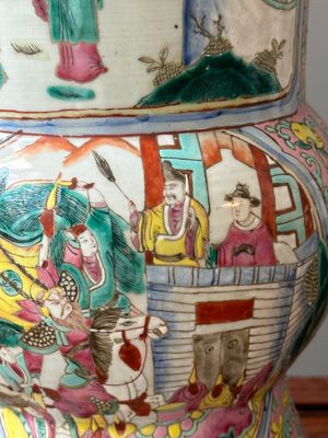 A pair of Chinese famille rose vases, a spittoon and a jar with cover, 19th C. — 照片 11