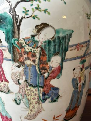 A pair of Chinese famille rose vases, a spittoon and a jar with cover, 19th C. — 照片 19