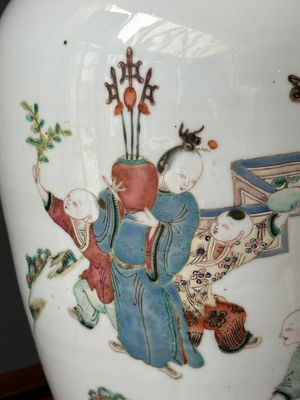 A pair of Chinese famille rose vases, a spittoon and a jar with cover, 19th C. — 照片 20