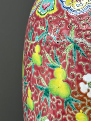 A pair of Chinese famille rose vases, a spittoon and a jar with cover, 19th C. — 照片 32