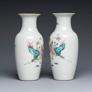 A pair of Chinese famille rose vases and a pair of openworked qianjiang cai hat stands — foto 12