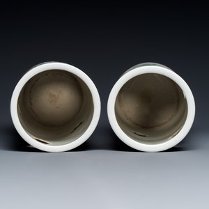 A pair of Chinese famille rose vases and a pair of openworked qianjiang cai hat stands — foto 7