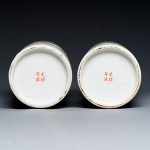 A pair of Chinese famille rose vases and a pair of openworked qianjiang cai hat stands — foto 8