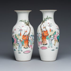 A pair of Chinese famille rose vases and a pair of openworked qianjiang cai hat stands — foto 9