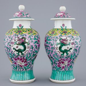 A pair of Chinese famille rose vases and covers, 19/20th C. — 照片 3