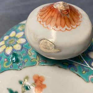 A pair of Chinese famille rose vases and covers, 19th C. — photo 15