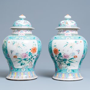 A pair of Chinese famille rose vases and covers, 19th C. — photo 3