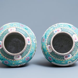 A pair of Chinese famille rose vases and covers, 19th C. — photo 5