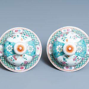 A pair of Chinese famille rose vases and covers, 19th C. — photo 7