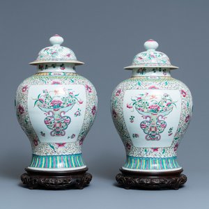 A pair of Chinese famille rose vases and covers, 19th C. — photo 1