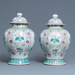 A pair of Chinese famille rose vases and covers, 19th C. — photo 3