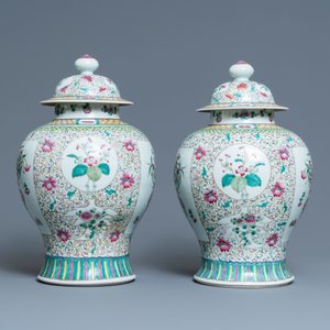 A pair of Chinese famille rose vases and covers, 19th C. — photo 5
