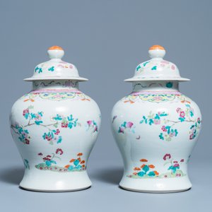 A pair of Chinese famille rose vases and covers, 19th C. — photo 3
