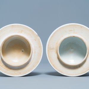 A pair of Chinese famille rose vases and covers, Qianlong mark, 19th C. — 照片 8