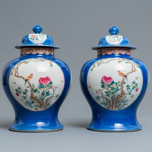 A pair of Chinese famille rose vases and covers, Qianlong mark, 19th C. — 照片 2