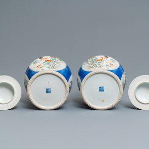 A pair of Chinese famille rose vases and covers, Qianlong mark, 19th C. — 照片 6