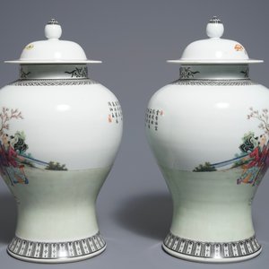 A pair of Chinese famille rose vases and covers, Qianlong mark, 20th C. — photo 2