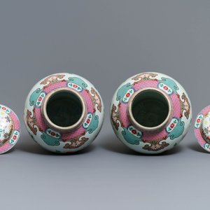 A pair of Chinese famille rose vases and covers with antiquities design, 18/19th C. — photo 5