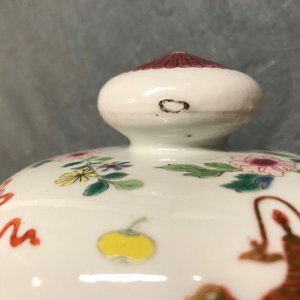 A pair of Chinese famille rose vases and covers with antiquities design, 18/19th C. — photo 7