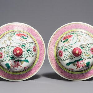 A pair of Chinese famille rose vases and covers with birds among flowers, Qianlong mark, 19th C. — 照片 7