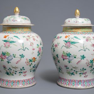 A pair of Chinese famille rose vases and covers with flowers and insects, 19th C. — 照片 4