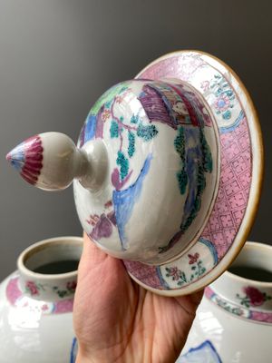 A pair of Chinese famille rose vases and covers with mountainous river landscapes, Yongzheng — 照片 16