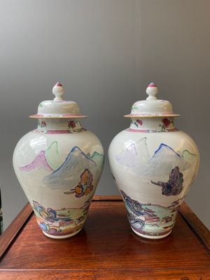 A pair of Chinese famille rose vases and covers with mountainous river landscapes, Yongzheng — 照片 3