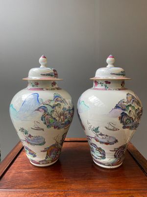 A pair of Chinese famille rose vases and covers with mountainous river landscapes, Yongzheng — 照片 4