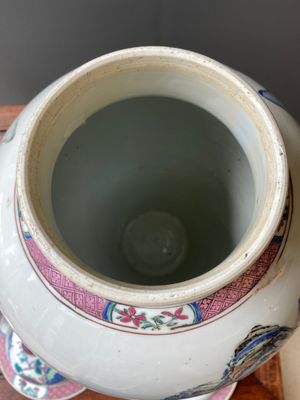 A pair of Chinese famille rose vases and covers with mountainous river landscapes, Yongzheng — 照片 9