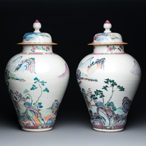 A pair of Chinese famille rose vases and covers with mountainous river landscapes, Yongzheng — 照片 2