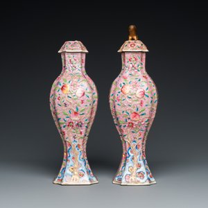 A pair of Chinese famille rose vases and covers, Yongzheng — 照片 3