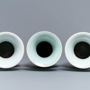 A pair of Chinese famille rose vases and one with antiquities design, 19/20th C. — photo 5