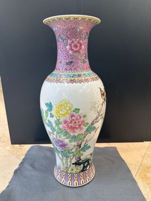 A pair of Chinese famille rose vases and two vases, Qianlong mark, 20th C. — photo 1