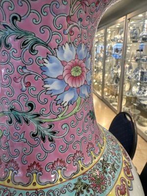 A pair of Chinese famille rose vases and two vases, Qianlong mark, 20th C. — photo 12