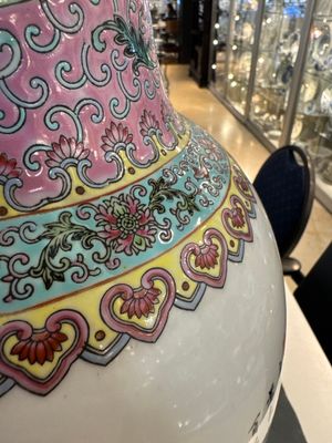 A pair of Chinese famille rose vases and two vases, Qianlong mark, 20th C. — photo 13