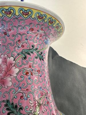 A pair of Chinese famille rose vases and two vases, Qianlong mark, 20th C. — photo 17