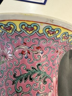 A pair of Chinese famille rose vases and two vases, Qianlong mark, 20th C. — photo 19