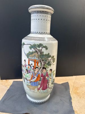 A pair of Chinese famille rose vases and two vases, Qianlong mark, 20th C. — photo 20
