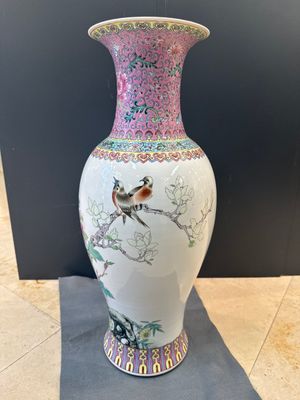 A pair of Chinese famille rose vases and two vases, Qianlong mark, 20th C. — photo 2
